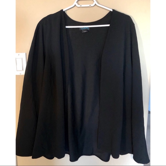 Tess Holiday Cape - Picture 1 of 4